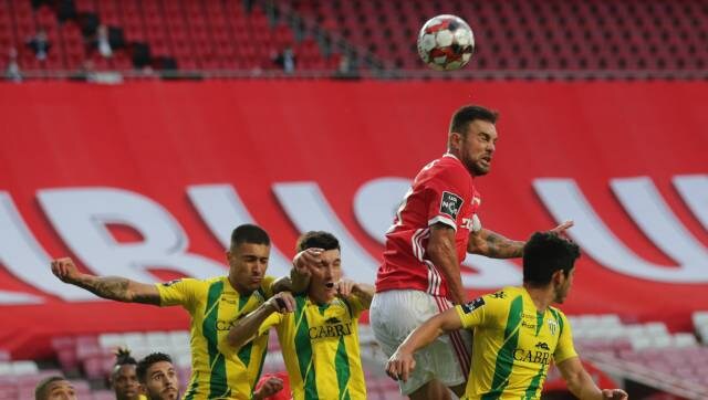 Primeira Liga: Benfica blow chance to open up lead on Porto with home draw; bus stoned after game injuring two players Primeira Liga: Benfica blow chance to open up lead on Porto with home draw; bus stoned after game injuring two players
