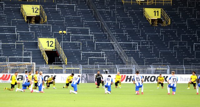 Bundesliga: Borussia Dortmund, Hertha Berlin players kneel for George Floyd as Bayern Munich keep cruising with another win Bundesliga: Borussia Dortmund, Hertha Berlin players kneel for George Floyd as Bayern Munich keep cruising with another win