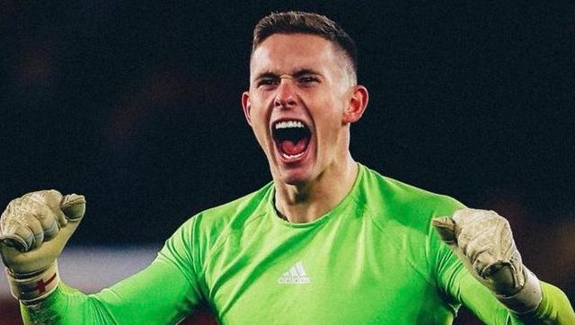 Manchester United goalkeeper Dean Henderson signs long-term contract, will fight for starting spot with David de Gea Manchester United goalkeeper Dean Henderson signs long-term contract, will fight for starting spot with David de Gea