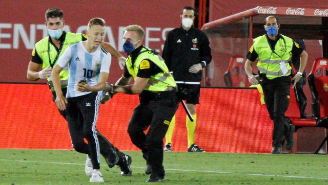 LaLiga to file criminal case against pitch invader seeking selfie with Barcelona's Lionel Messi LaLiga to file criminal case against pitch invader seeking selfie with Barcelona's Lionel Messi