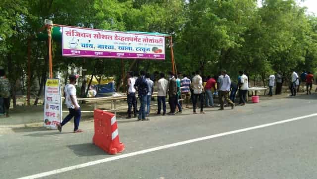 Food distribution by Love The Migrant Worker volunteers at Amravati in Maharashtra. Image courtesy Sonal Kellogg