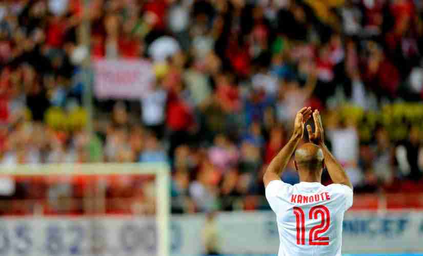 Frederic Kanoute applauds to the fans. Image:Twitter/Kanoute