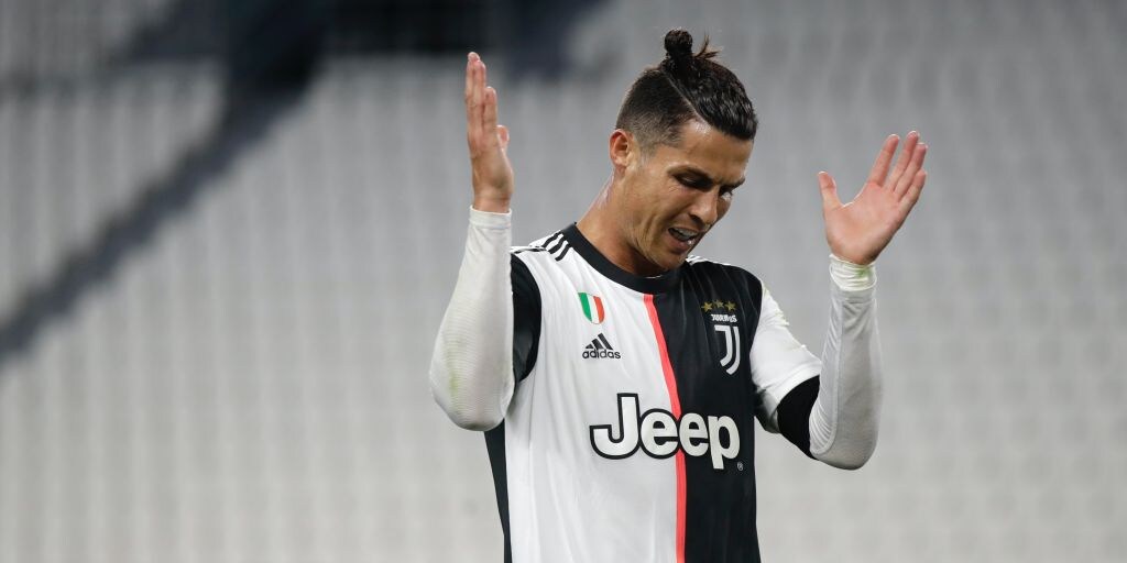 Cristiano Ronaldo does step-over at Juventus training after