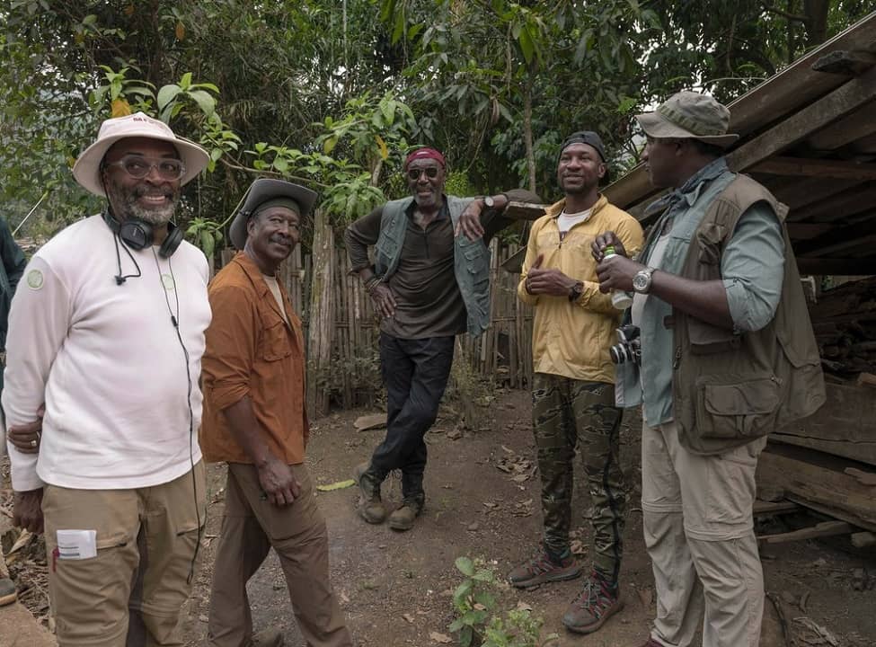 Lee and actors while shooting 