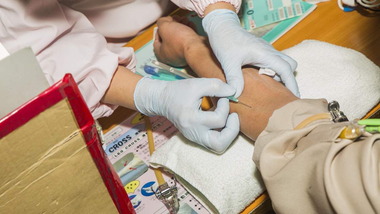 Testing a COVID-19 patient's blood could let doctors know the severity of their infection Testing a COVID-19 patient's blood could let doctors know the severity of their infection