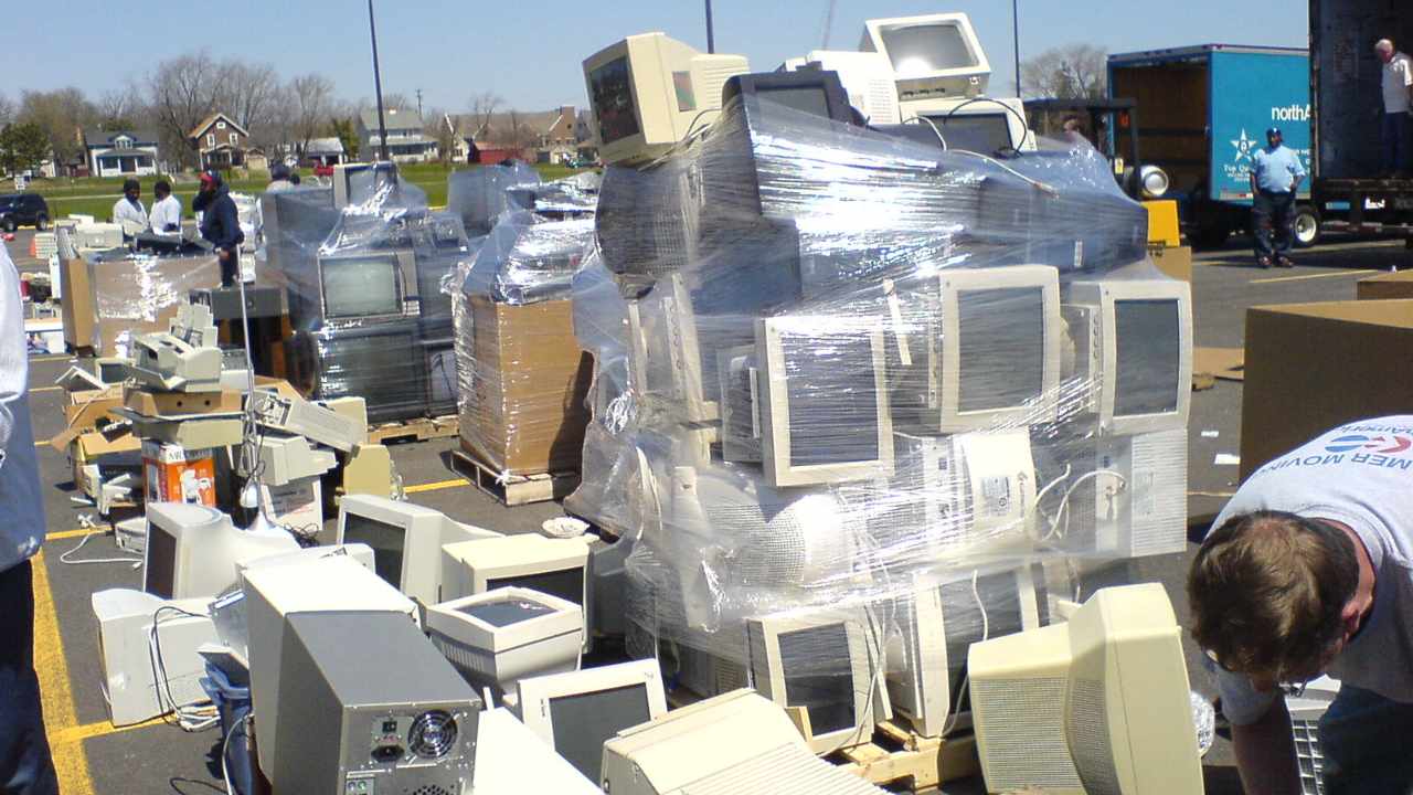Old computers and electronic parts lying around waiting to be recycled. Image credit: George Hotelling/Flickr