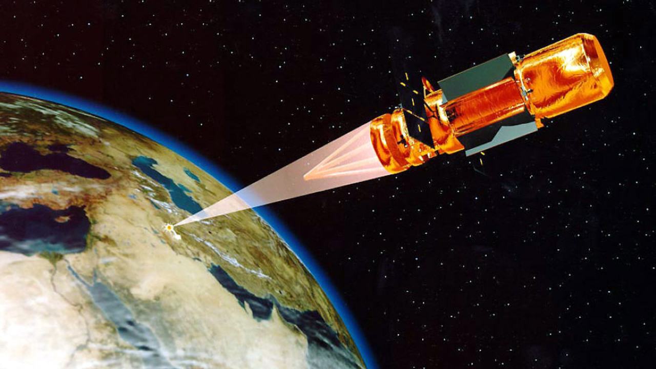 An illustration of the vision for the future of the US Space Command, a directed-energy weapon aiming at a spacecraft. Image: Wikimedia Commons