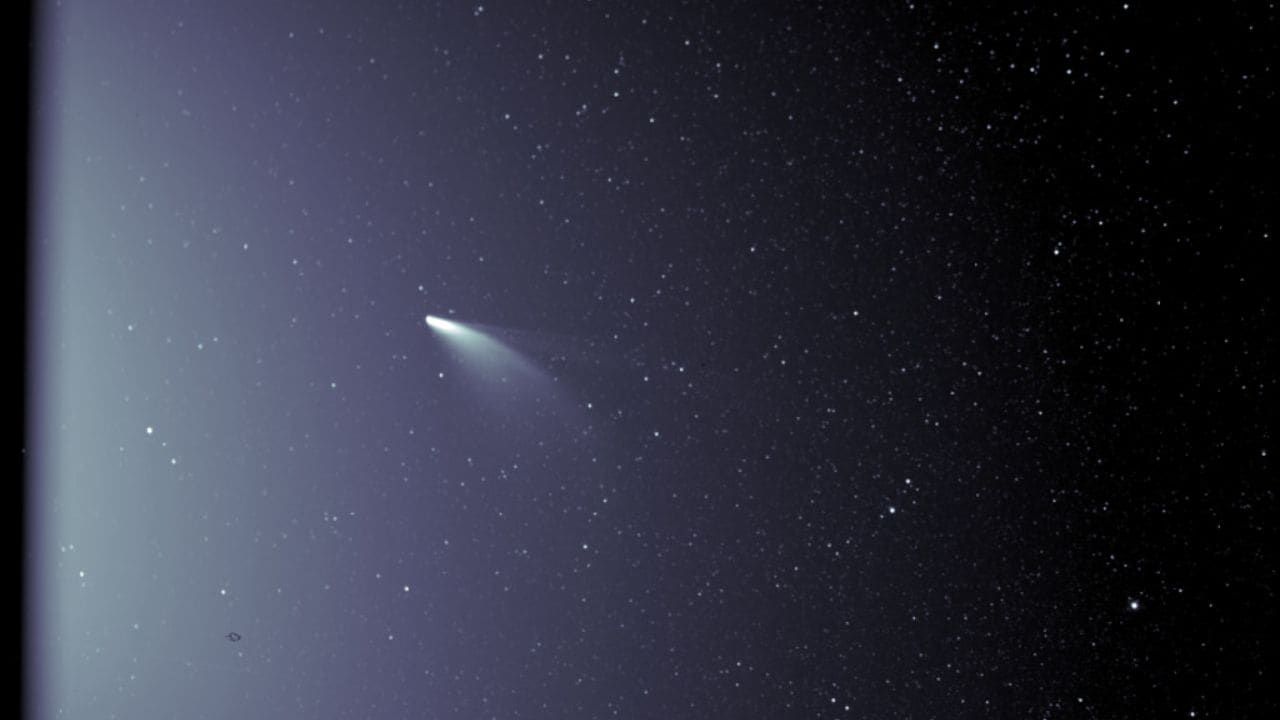 SpaceX's Starlink satellite fleet photobombs rare sightings of Neowise comet by astronomers - Firstpost