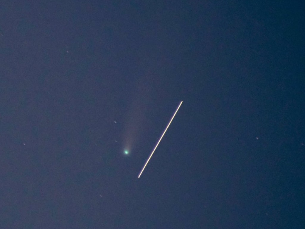 SpaceX's Starlink photobombs comet Neowise on its journey, Image credit: Twitter/Julien Girard @djulik 