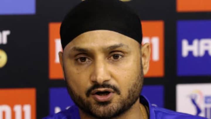 'Harbhajan Singh takes a walkover from cricket', Twitterati reacts as veteran spinner announces retirement