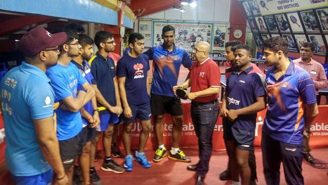 Kamlesh Mehta having a chat with India table tennis players. Image courtesy Kamlesh Mehta