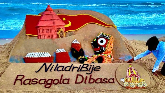 Niladri Bije 2020: Sand artist Sudarsan Pattnaik creates Lord Jagannath art offering rasagola to Goddess Lakshmi at Puri beach Niladri Bije 2020: Sand artist Sudarsan Pattnaik creates Lord Jagannath art offering rasagola to Goddess Lakshmi at Puri beach