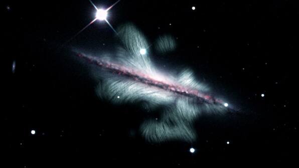 Stunning image of Milky Way-like galaxy's X-shaped magnetic field captured in new radio study