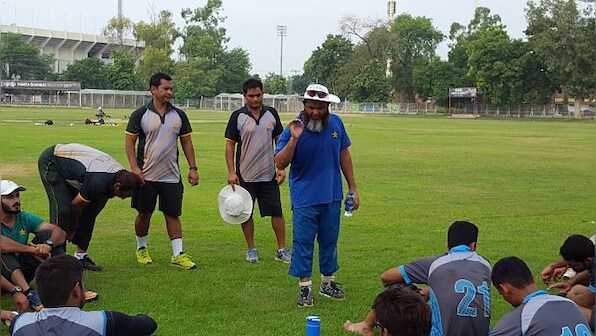 Players need to inspire each other in absence of spectators, says Pakistan spin bowling coach Mushtaq Ahmed