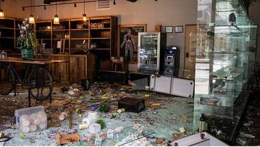 Mass looting in Chicago: Over 100 arrested, 13 police officers injured during unrest; travel restrictions imposed