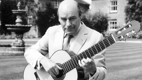 Julian Bream, legendary classical guitarist and multiple-Grammy award winner, dies at 87