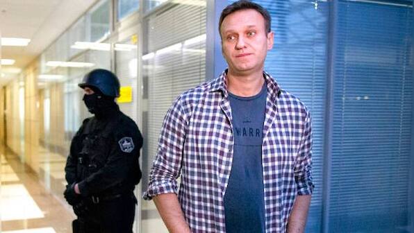 Days after jailed for violating parole, Alexie Navalny back in court, this time in defamation case