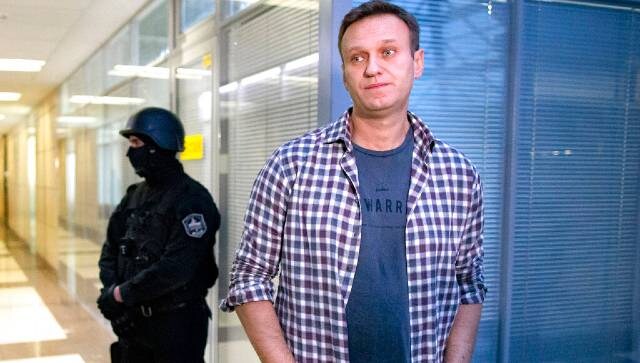 Days after jailed for violating parole, Alexie Navalny back in court, this time in defamation case