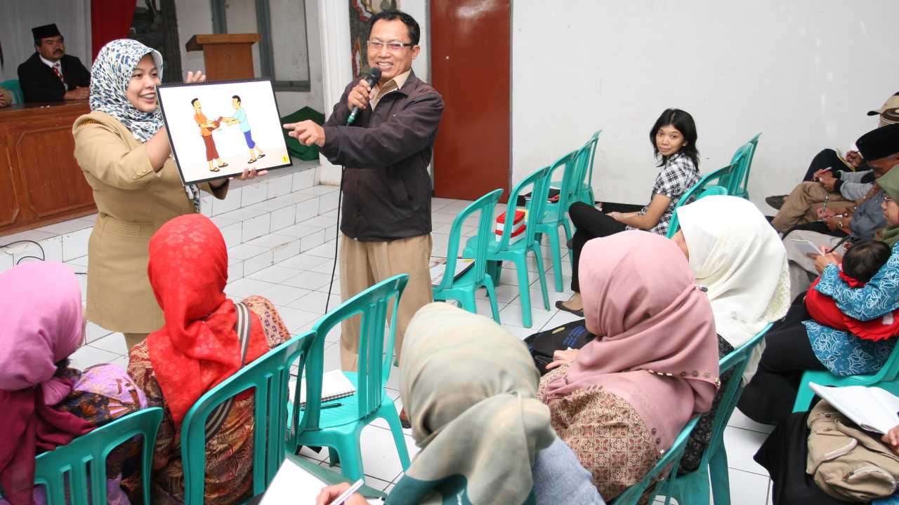 Staff from the district health office in Lembang, Indonesia, educate villagers on how to avoid, detect, and report Avian Influenza (H5N1) in 2012. Experts say women are overlooked during disease outbreaks, in both education and the impacts to their health and livelihoods. Image Credit: USAID/Flickr