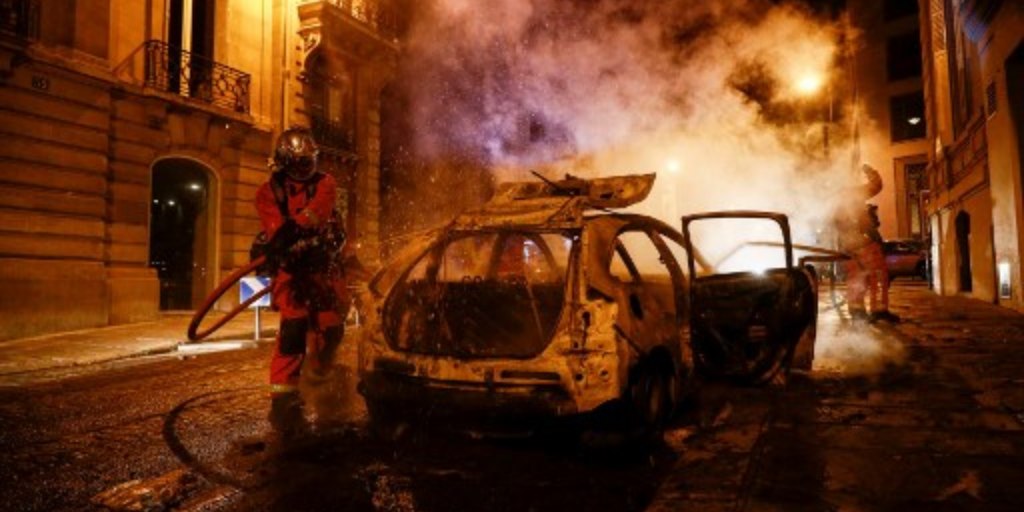 Paris SaintGermain fans vandalise shops, set cars ablaze after PSG's