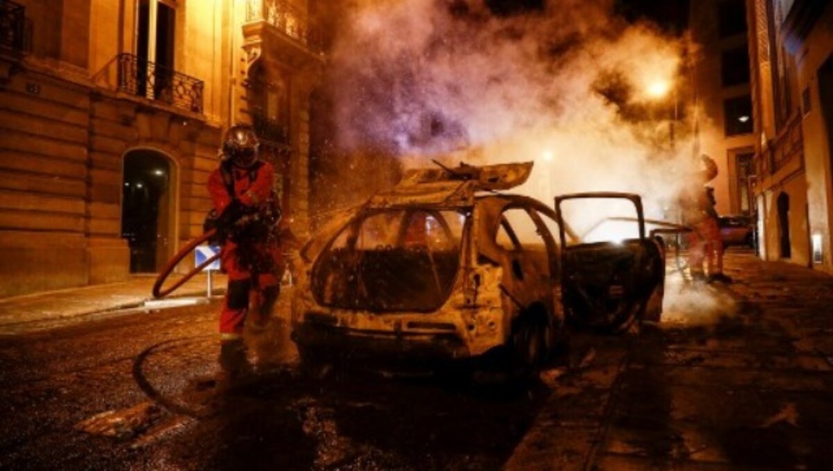 Paris Saint Germain Fans Vandalise Shops Set Cars Ablaze After Psg S Champions League Final Defeat Police Makes Several Arrests Sports News Firstpost