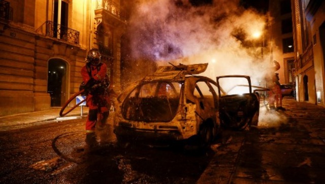 Paris Saint-Germain fans vandalise shops, set cars ablaze after PSG's Champions League final defeat, police makes several arrests Paris Saint-Germain fans vandalise shops, set cars ablaze after PSG's Champions League final defeat, police makes several arrests