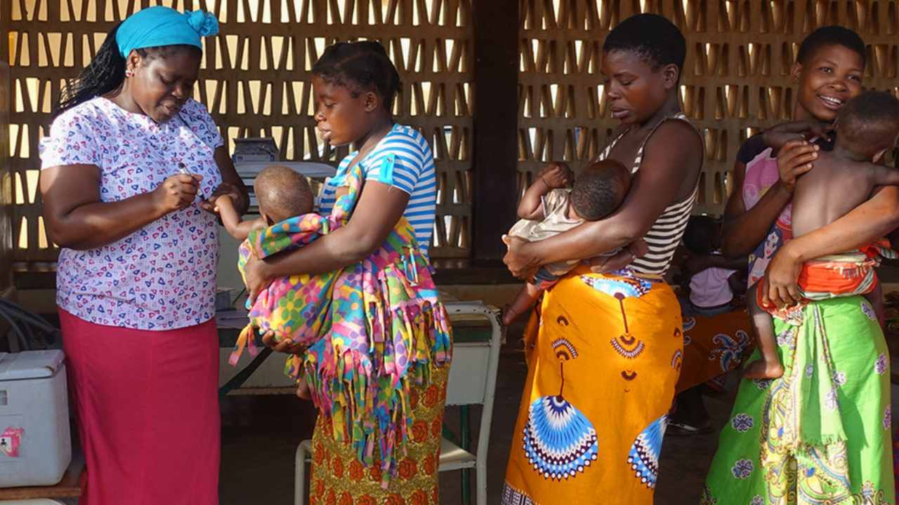 As part of Mozambique’s polio vaccination campaign, mothers take their babies to receive vaccinations at a mobile unit in Molumbo district. Image credit: UNICEF/Claudio Fauvrelle