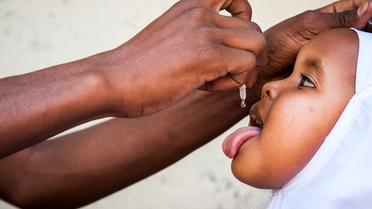 A girl receives two drops of the oral polio vaccine during an immunization campaign in Somalia. Image credit: UNICEF