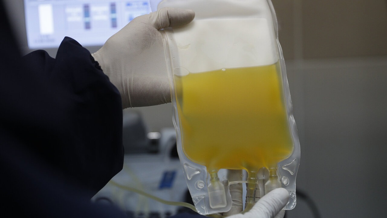 Months into COVID-19 pandemic, researchers say strong hints of blood plasma helping other patients recover Months into COVID-19 pandemic, researchers say strong hints of blood plasma helping other patients recover