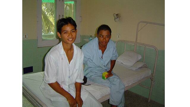 Agu recuperates in hospital, and a friend visits. Photo courtesy Dr Manish Chandi