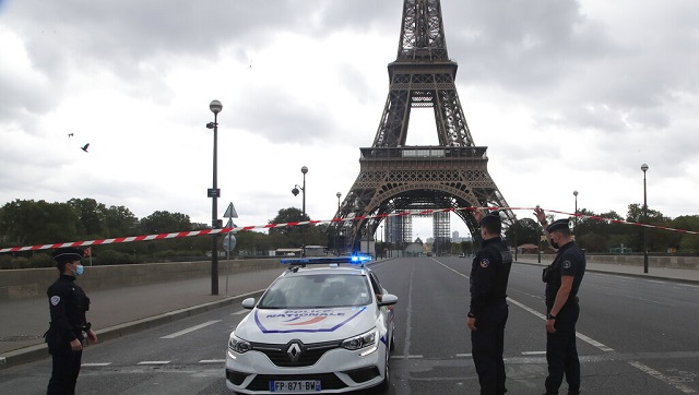 Bomb scare at Eiffel Tower: Paris police briefly evacuate monument, barricade surrounding area Bomb scare at Eiffel Tower: Paris police briefly evacuate monument, barricade surrounding area