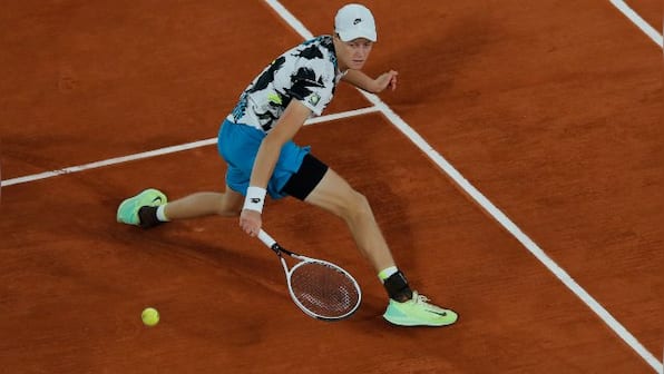 Italian teenager Jannik Sinner beats Roberto Bautista Agut to enter Dubai quarter-finals