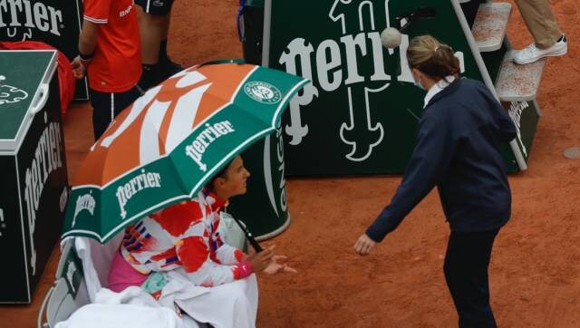 French Open 2020: Scarves, winter coats all around on Day 1 as 'ridiculous' cold sparks player revolt French Open 2020: Scarves, winter coats all around on Day 1 as 'ridiculous' cold sparks player revolt
