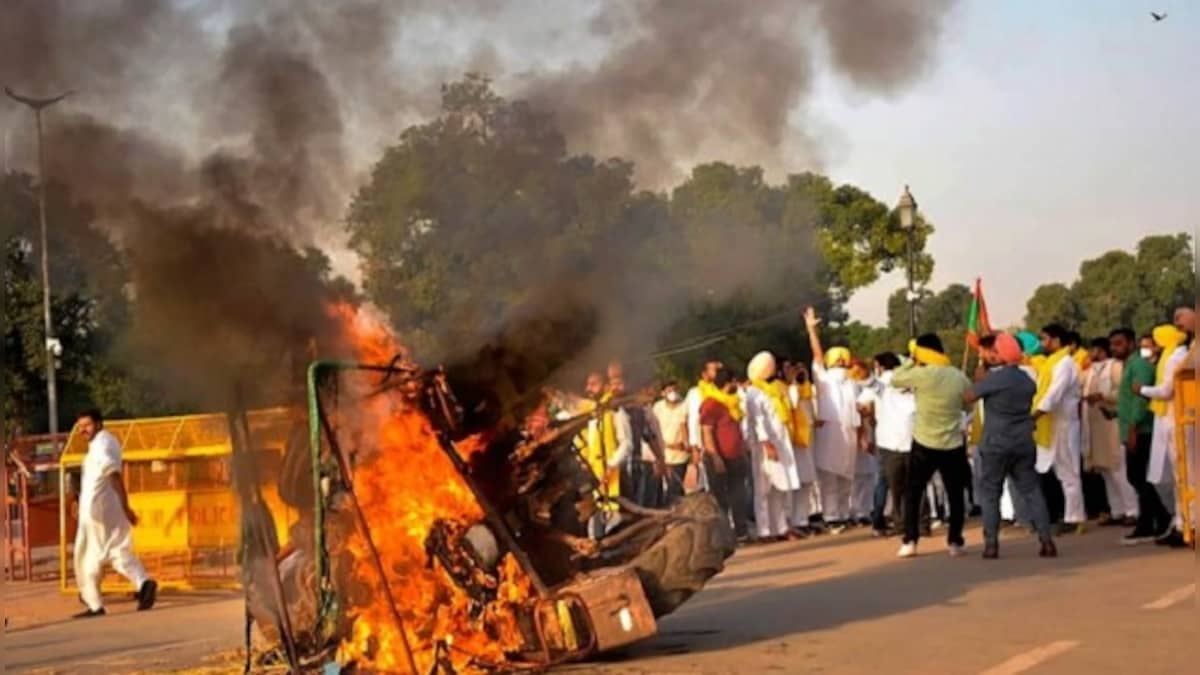 Protests against farm laws intensify in Punjab, Karnataka; tractor set on fire in Delhi, Amarinder Singh stages sit-in agitation