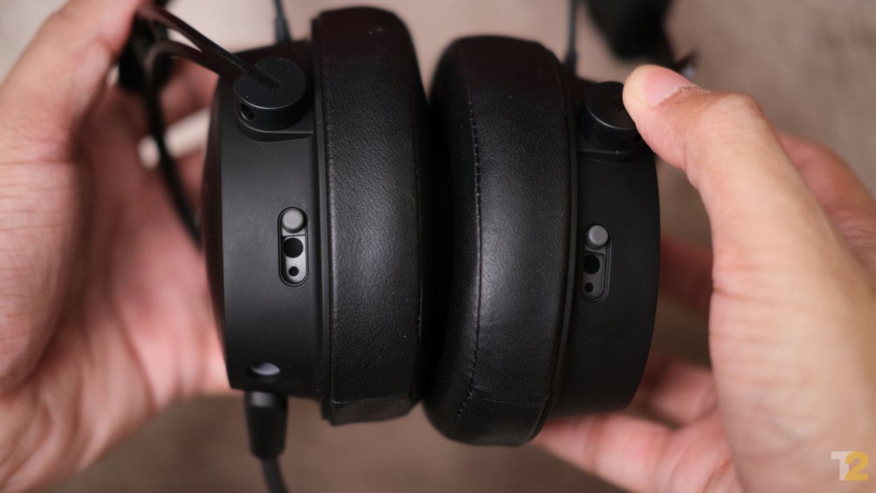 These switches on the sides of the earcups adjust bass response. They’re actually quite effective and can be quite useful, depending on the circumstances. Image: Anirudh Regidi