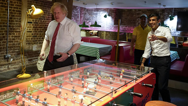 While Boris Johnson sinks in response to COVID-19, Rishi Sunak continues to rise While Boris Johnson sinks in response to COVID-19, Rishi Sunak continues to rise