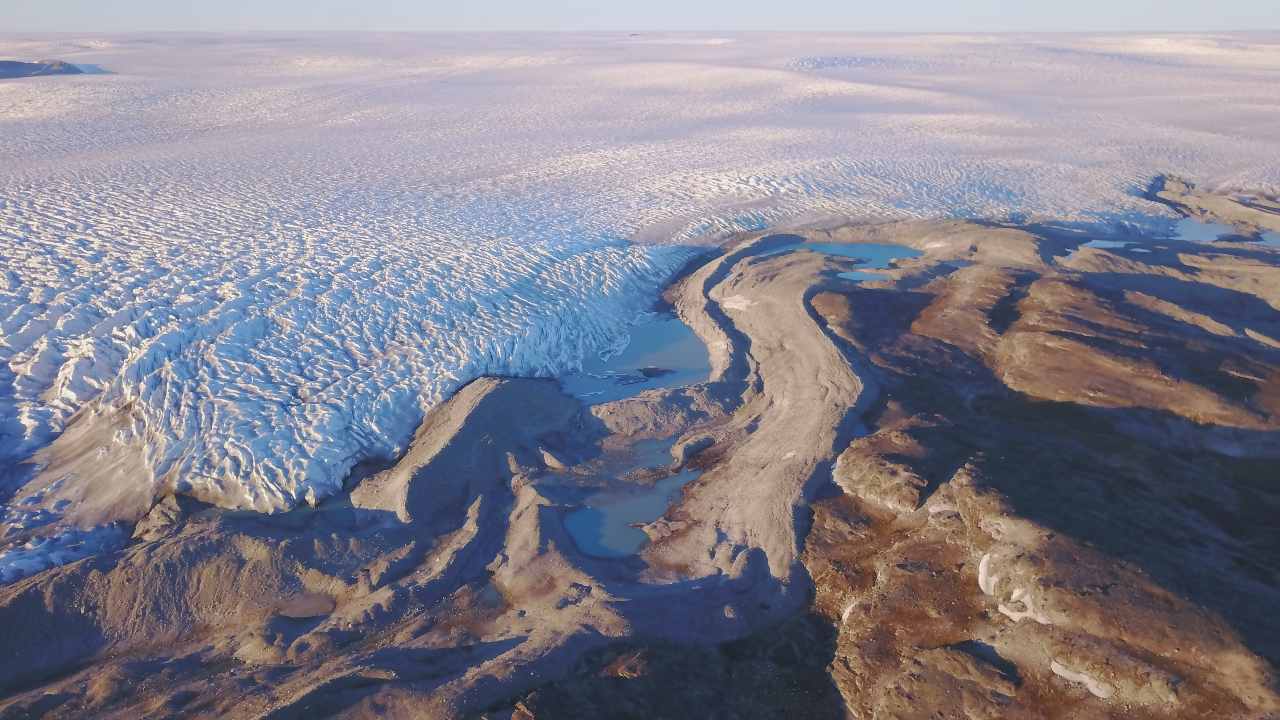 Greenland's ice summit witnessed rainfall for the first time in history, scientists worry about climate change Greenland's ice summit witnessed rainfall for the first time in history, scientists worry about climate change