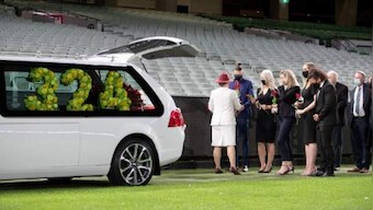 Family bid farewell to late Australian great Dean Jones with last lap of empty Melbourne Cricket Ground