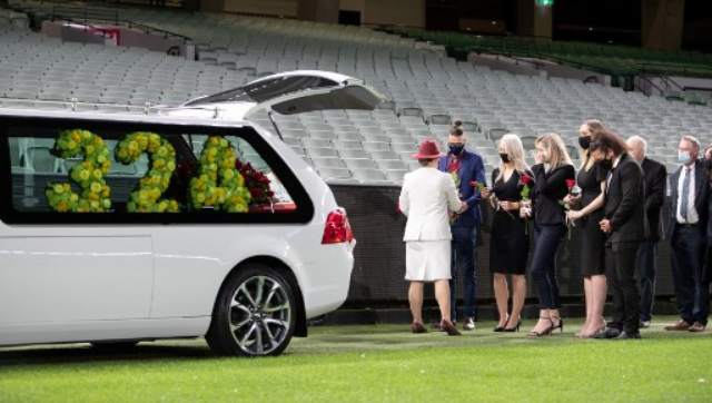 Family bid farewell to late Australian great Dean Jones with last lap of empty Melbourne Cricket Ground Family bid farewell to late Australian great Dean Jones with last lap of empty Melbourne Cricket Ground