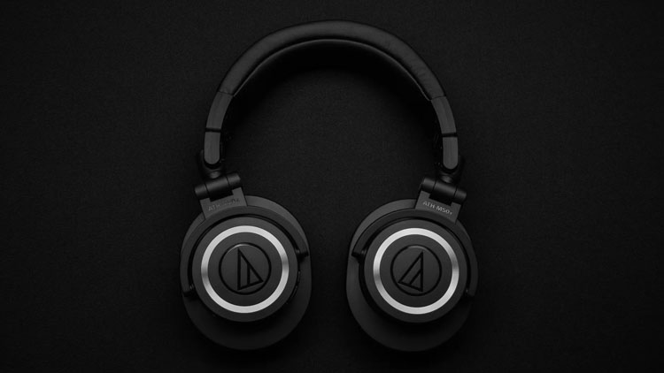 Top headphones equipped with mic Top headphones equipped with mic