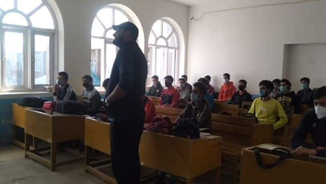 A teacher takes a class at Siraj-ul-Uloom. Firstpost/Quratulain Rehbar