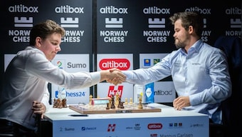 World chess champion Magnus Carlsen suffers first defeat in more than two years, loses to Jan-Krzysztof Duda