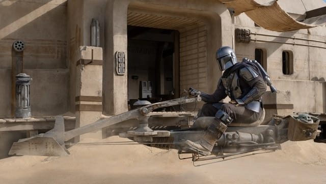 Mando and Baby Yoda arrive at the cantina of Mos Pelgo in The Mandalorian Season 2