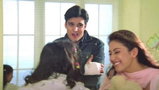 A still from Mohabbatein, showing Preeti Jhangiani playing with children, as Jimmy Shergill's character watches on