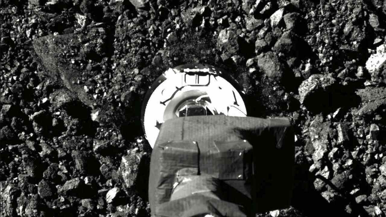 Samples of asteroid Bennu are spilling out from NASA's jammed OSIRIS-REx spacecraft Samples of asteroid Bennu are spilling out from NASA's jammed OSIRIS-REx spacecraft