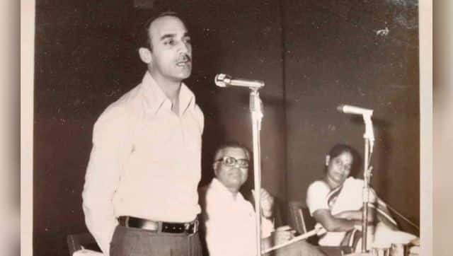 Rare photo of the anti-Emergency Group ‘77 with Arun Shourie at the mic, Prof Prabhuram Joshi in the chair and Pushpa Bhave to extreme right. Image sourced from Group ‘77 archives.