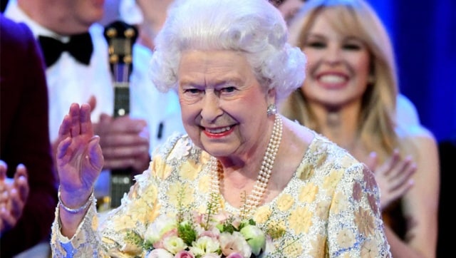 هنوز مرده نیست: از ملکه الیزابت دوم گرفته تا کلینت ایستوود ، سایت فرانسوی به اشتباه ده ها ادای احترام VIP را اجرا می کند