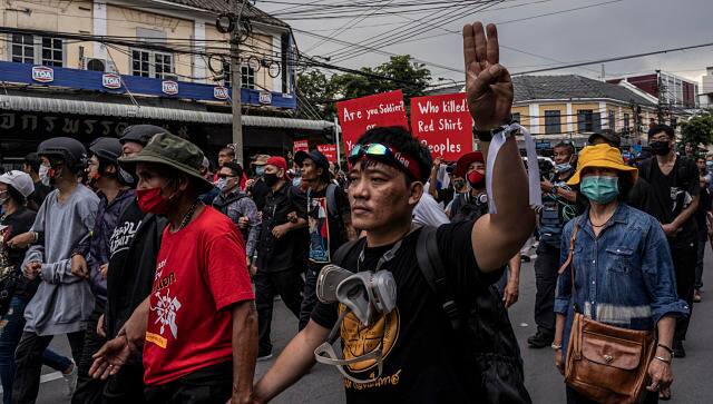 Anti-government protesters during a march from Democracy Monument to Government House in Bangkok on Wednesday. By Adam Dean © 2020 The New York Times