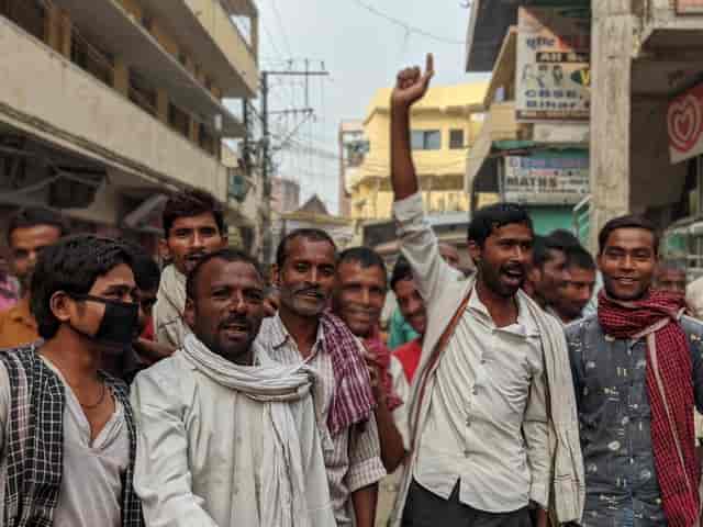 Daily wage labourers chant pro-RJD slogans at Postal Park Chauraha in Patna. Firstpost/Devparna Acharya