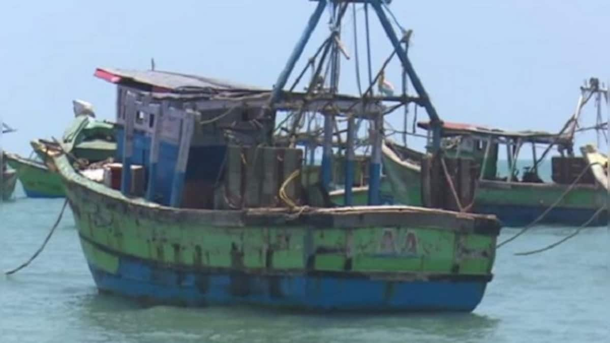 Attacked by Sri Lankan Navy with bottles and stones, allege Tamil Nadu fishermen